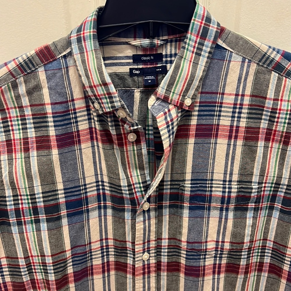 Gap classic fit men's short sleeve button down, size medium